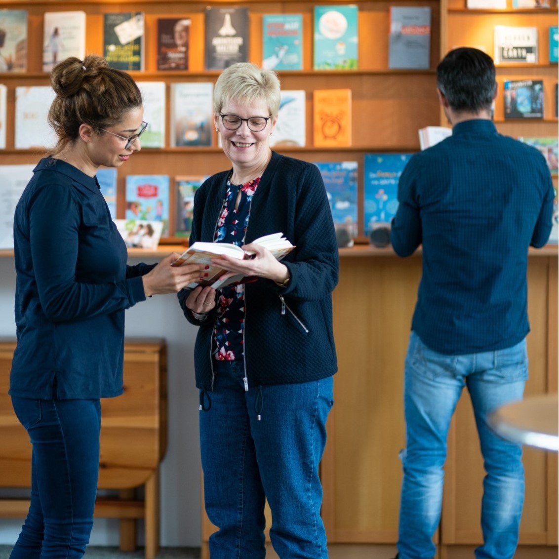 Büchertisch